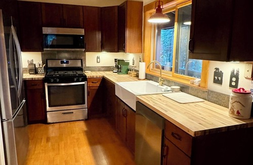 Dorrington Cabin | Best Cabin in Dorrington, 2+ families, basketball, dog-friendly, EV charger