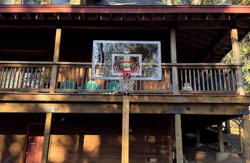 Dorrington Cabin | Best Cabin in Dorrington, 2+ families, basketball, dog-friendly, EV charger