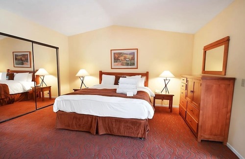 San Diego Country Estates Hotel | Best Place to Unwind! 4 Great Units, Pool, Parking, Near Mt. Woodson Golf Club
