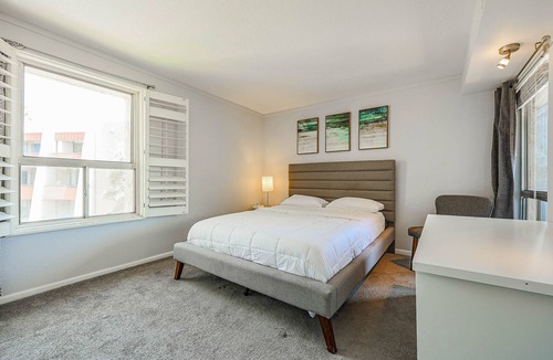 Entertainment District Condo | Beyond Lovely Old Town Condo w/ POOL!