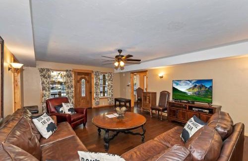 Summit Estates House | Big 10 Luxury Cabin/Walk to Snow Summit- HotTub
