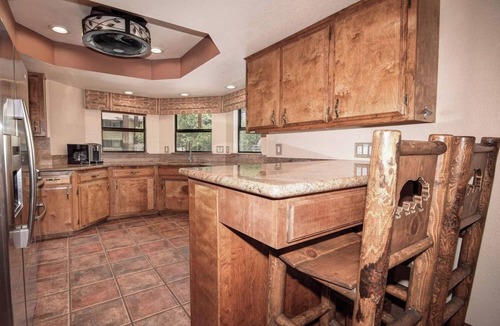 Fox Farm Cabin | Big Bear Bungalow by Destination Big Bear : Hot Tub! Fenced Yard! Internet! Gas BBQ! Luxury! Family Friendly! Wood Burning Fireplace!
