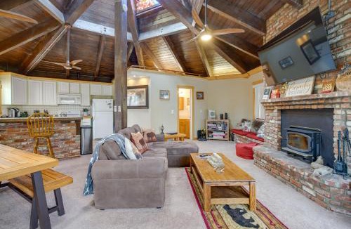 Upper Moonridge House | Big Bear Cabin w/Hot Tub < 3 Mi to Skiing!
