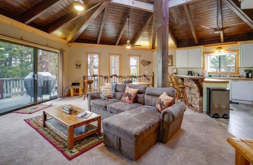 Upper Moonridge House | Big Bear Cabin w/Hot Tub < 3 Mi to Skiing!