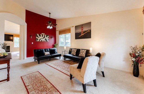 West Sacramento House | Big Stay Favorite, Backyard Workspace & Sleep 18