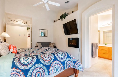 West Sacramento House | Big Stay Favorite, Backyard Workspace & Sleep 18