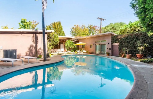 Bixby Knolls House | Bixby Beauty 50s Mod Pool & Park