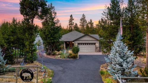 Oregon Water Wonderland House | Black Bear Cabin by AvantStay