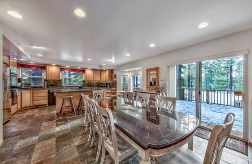 Montgomery Estates House | Black Bear Villa - large 4 BR, 4 BA, hot tub, game room