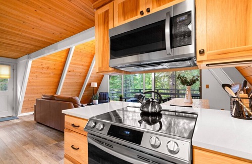 Black Butte Ranch Cabin | Black Butte Ranch: Modern Cabin Retreat, sleeps 8