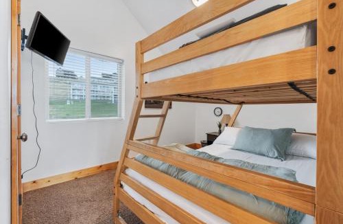 Harbor Village House | Blackberry Manor - Sleeps 26, Hot Tub, Volleyball, Arcades, Pet Friendly