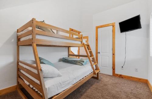 Harbor Village House | Blackberry Manor - Sleeps 26, Hot Tub, Volleyball, Arcades, Pet Friendly