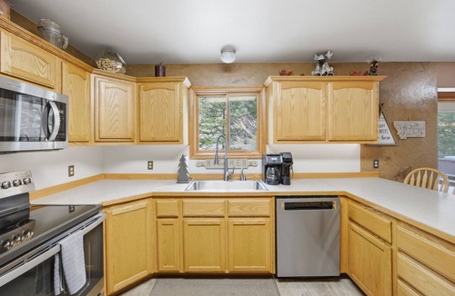 Missoula House | Blackfoot Riverfront House with Hot Tub & Relaxing Views- Minutes to KettleHouse