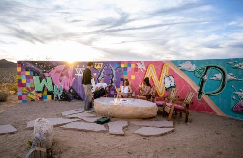 Joshua Tree House | Bling Shack - Pool Spa Views Karaoke Theater