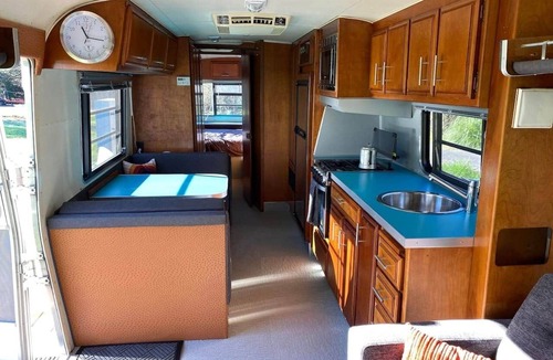 Freshwater House | Blissful Farm Airstream Camper Retreat - Hot Tub