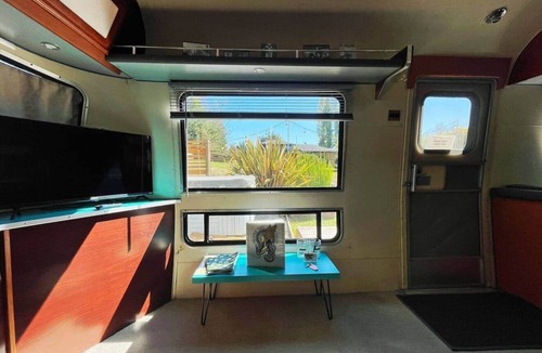 Freshwater House | Blissful Farm Airstream Camper Retreat - Hot Tub