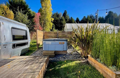 Freshwater House | Blissful Farm Airstream Camper Retreat - Hot Tub