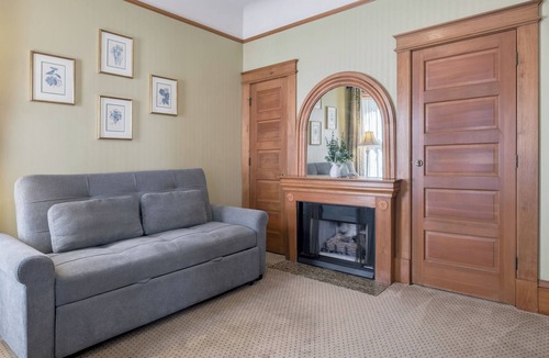Pacific Grove Hotel | Blocks from Ocean - KING BEDROOM SUITE