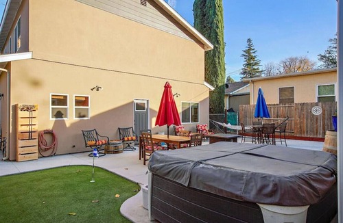 Paso Robles House | Blocks to town, wineries & tons of fun!