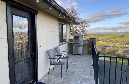 Paso Robles House | Blue Moon Hilltop Getaway: Hot tub/EV charger