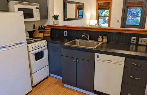 Old Bend House | Bluebird Day - River Otter, Charming 1BR duplex in Old Downtown Bend
