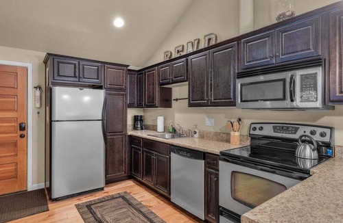 Old Bend House | Bluebird Day - Sierra Nook, one-bedroom retreat in Bend, ideal for couples and pet-friendly.