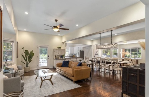 Northwood House | Bluebird's Burrow~ EV Charging, Hot Tub, Firepit, Game Room, Gym