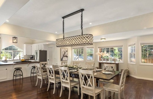 Northwood House | Bluebird's Burrow~ EV Charging, Hot Tub, Firepit, Game Room, Gym