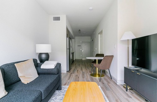 Fremont Apartment | Blueground | East Industrial, pool, nr Lake Elizabeth
