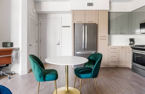 Fremont Apartment | Blueground | East Industrial, pool, nr Lake Elizabeth