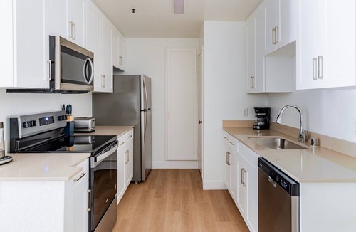 Shoreline West Apartment | Blueground | Shoreline West, pool, nr Shoreline Park