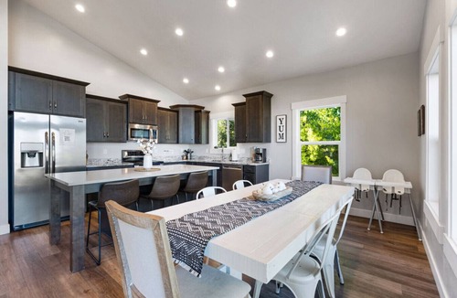 Garden City House | Boardwalk | Steps from Lake, Sauna, Hot Tub, Games, Pool!