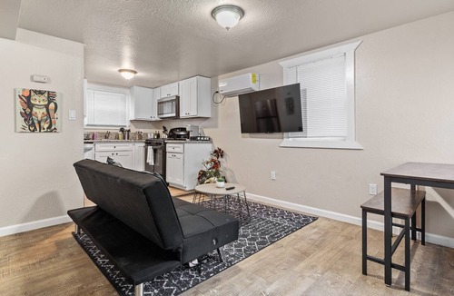 Sacramento Apartment | Bohemian and Cat themed/Close to MT Sac Laundry