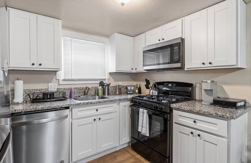 Sacramento Apartment | Bohemian and Cat themed/Close to MT Sac Laundry