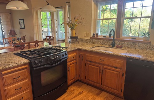 Jackson House | Boho Farmhouse in Historic Gold Country: Great for Large Families or Groups!