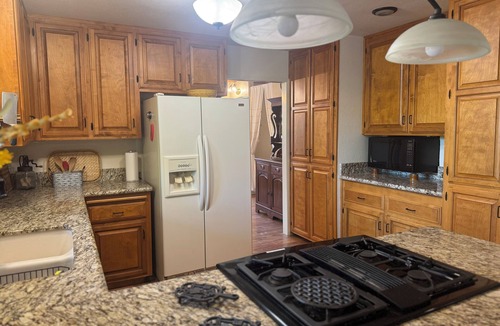 Jackson House | Boho Farmhouse in Historic Gold Country: Great for Large Families or Groups!