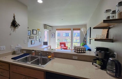 Pearl District Condo | Boho style, bright 1 bedroom + Den in the heart of the Pearl