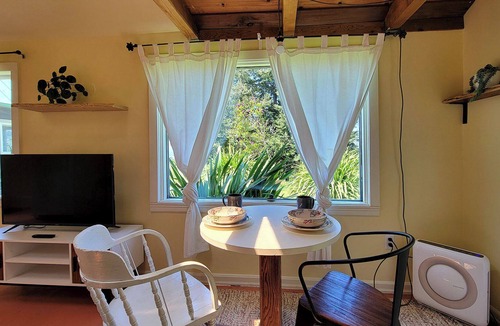 Langlois House | BookStayHop - Pacific View Cottage - Ocean View
