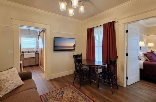 Siskiyou-Hargadine Historic District House | BookStayHop -RedTail Orliena Suite, Relaxing Hot tub and a Tesla Station