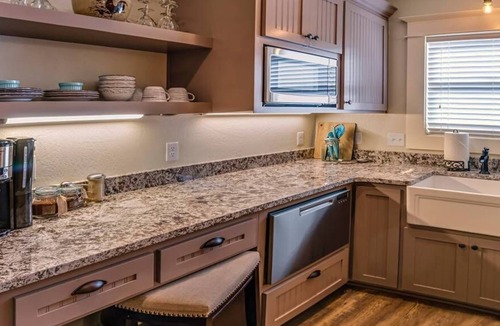 Siskiyou-Hargadine Historic District House | BookStayHop -RedTail Orliena Suite, Relaxing Hot tub and a Tesla Station