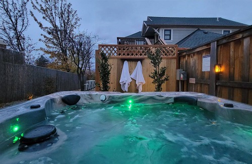Siskiyou-Hargadine Historic District House | BookStayHop - RedTail Suites ~ Entire Home ~Hot Tub and convenient Tesla Station