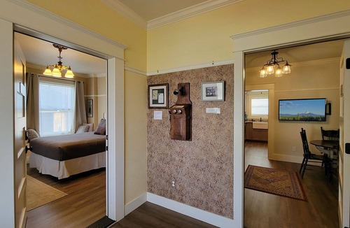 Siskiyou-Hargadine Historic District House | BookStayHop - RedTail Suites ~ Entire Home ~Hot Tub and convenient Tesla Station