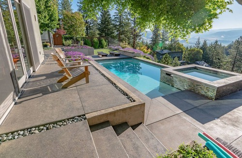 Ashland House | BookStayHop-The Aloha House ~ Hot Tub, Pool, Mountain View