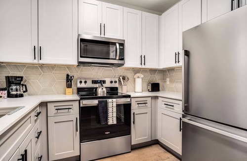 Glendale Sports and Entertainment District Apartment | Boulevard Stays 1BR by Stadium Pool, Parking, Gym 09
