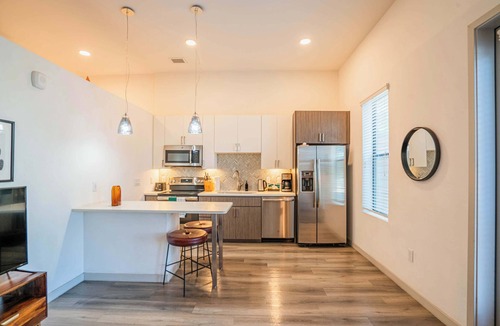 Downtown Phoenix Apartment | Boulevard Stays Modern Roosevelt Row Suite 1BR Pool, Gym 1