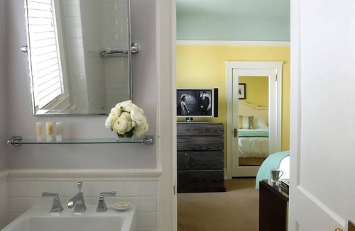 Goose Hollow Hotel | Boutique Hotel with Art, History, and Style in Portland! Enjoy On-site Bar!