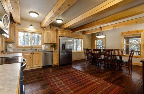Meadow View Heights Cabin | BRAND NEW 9 PERSON HOT TUB! Near National Parks!