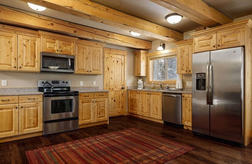 Meadow View Heights Cabin | BRAND NEW 9 PERSON HOT TUB! Near National Parks!