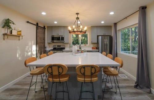 Prescott House | ❄ Brand New Acre Retreat ❄ HotTub ❄ 9m to downtown