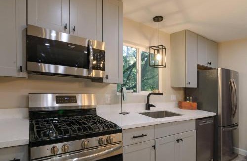 Prescott House | ❄ Brand New Acre Retreat ❄ HotTub ❄ 9m to downtown